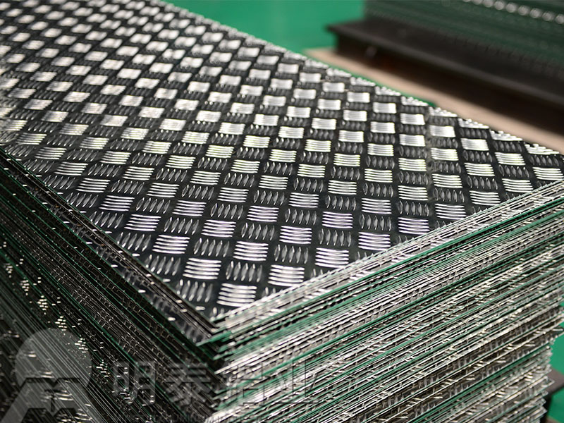 車廂防滑用5754花紋鋁板-五條筋花紋板報價多少